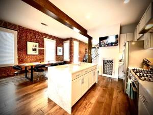 Köök või kööginurk majutusasutuses UPTOWN CASTLE - CITY VIEWS - THEATER & CONVENTION DISTRICT!