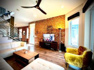 Televiisor ja/või meelelahutuskeskus majutusasutuses UPTOWN CASTLE - CITY VIEWS - THEATER & CONVENTION DISTRICT!