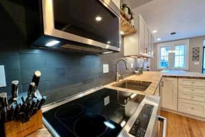 una cocina con fregadero y estufa horno superior en THE CONESTOGA HOUSE - THEATER & BUSINESS DISTRICT, en Lancaster