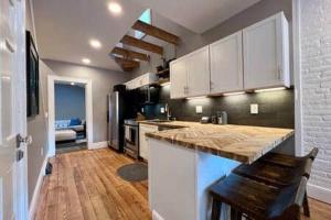 Una cocina con gabinetes blancos y encimera. en THE CONESTOGA HOUSE - THEATER & BUSINESS DISTRICT, en Lancaster