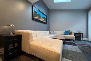 una sala de estar con un sofá y una mesa en THE CONESTOGA HOUSE - THEATER & BUSINESS DISTRICT, en Lancaster 22 fotos más