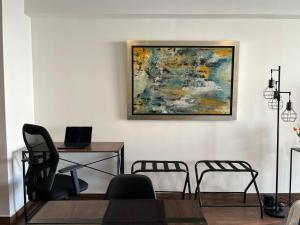 墨西哥城Bellísima Suite, 2 Camas Queen, Gym, en Interlomas的一间设有桌椅和壁画的房间