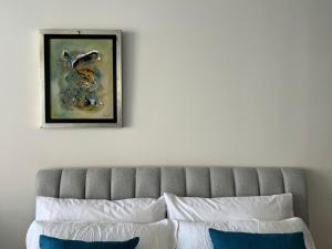 a picture hanging above a bed in a room at Bellísima Suite, 2 Camas Queen, Gym, en Interlomas in Mexico City