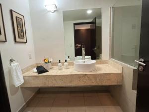 墨西哥城Bellísima Suite, 2 Camas Queen, Gym, en Interlomas的带水槽和大镜子的浴室 更多23张照片