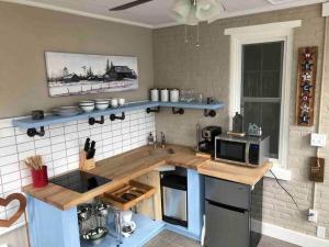 Køkken eller tekøkken på BLETCHER GARDEN LOFT - LANCASTER HISTORIC DISTRICT