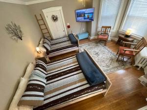 En eller flere senge i et værelse på BLETCHER GARDEN LOFT - LANCASTER HISTORIC DISTRICT + 47 billeder