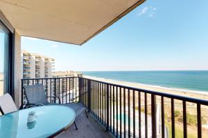 d'un balcon avec une table et une vue sur la plage. dans l'établissement Sea Colony - 1105S Edgewater House Rd, à Sea Colony