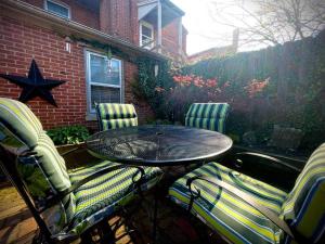 a patio with a table and chairs and a star at THE HANNAH HOUSE - DOWNTOWN HISTORIC LANCASTER in Lancaster