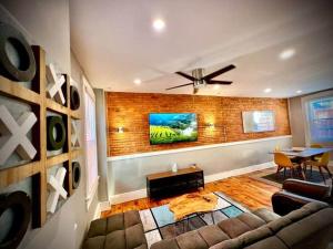 ein Wohnzimmer mit Sofa und Tisch in der Unterkunft THE STAGE HOUSE - CITY CENTER THEATER DISTRICT in Lancaster