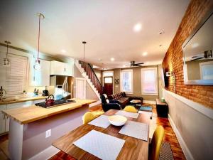 eine Küche und ein Wohnzimmer mit Tisch und Stühlen in der Unterkunft THE STAGE HOUSE - CITY CENTER THEATER DISTRICT in Lancaster + 29 Fotos