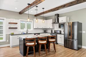 Kuchyň nebo kuchyňský kout v ubytování Village Townhouse Walk to Shops Garage