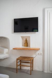 TV a/nebo společenská místnost v ubytování Traditional Mykonos Village House