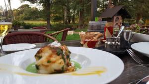 ブルクにあるFerienhof Spreewaldromantikのテーブルの上に食べ物が載った皿