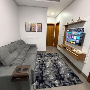 シノプにあるVivaVida Imperial 104のソファと薄型テレビのあるリビングルーム
