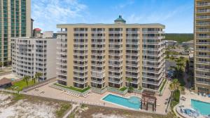 - une vue aérienne sur un grand immeuble avec piscine dans l'établissement Romar Place 705 by Vacation Homes Collection, à Romar Beach