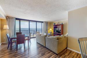 een woonkamer met een bank en een tafel bij Sea Colony - 1005N Edgewater House Rd in Sea Colony