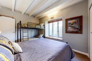 スティームボート・スプリングズにあるSki Time Square 301の二段ベッドと窓のある寝室