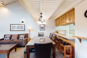 スティームボート・スプリングズにあるSki Time Square 516のソファとテーブルのあるリビングルーム