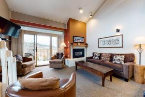 スティームボート・スプリングズにあるSki Time Square 516のソファと暖炉のあるリビングルーム