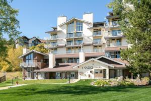 スティームボート・スプリングズにあるSki Time Square 301の庭付きの大きなアパートメントです。