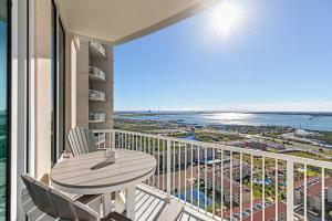 Балкон или терраса в Sapphire Beach - Breathtaking 26th Floor Views