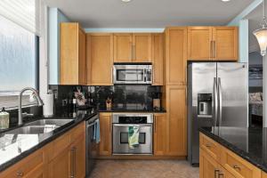 Кухня или мини-кухня в Sapphire Beach - Breathtaking 26th Floor Views
