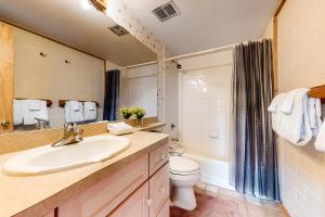 スティームボート・スプリングズにあるSki Time Square 516の洗面台、トイレ、浴槽を備えたバスルーム +16枚の写真