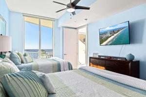 Телевизор и/или развлекательный центр в Sapphire Beach - Breathtaking 26th Floor Views +32 фотографии