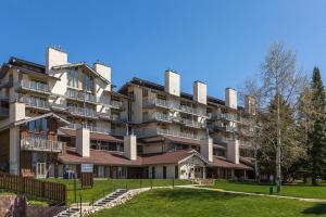 スティームボート・スプリングズにあるSki Time Square 516の芝生の前に建つ大きなアパートメントです。