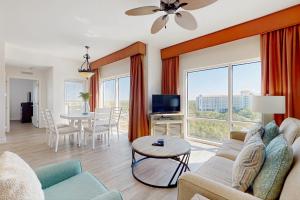 una sala de estar con un sofá y una mesa en Luau 6909, en Destin