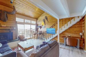 スティームボート・スプリングズにあるSki Time Square 513のソファとテーブルのあるリビングルーム