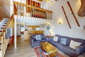 スティームボート・スプリングズにあるSki Time Square 513のリビングルーム(ソファ付)、ロフト