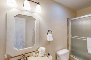 スティームボート・スプリングズにあるSki Time Square 513のトイレ、洗面台、鏡のあるバスルーム +25枚の写真