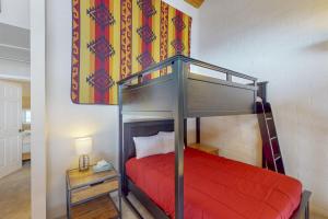 スティームボート・スプリングズにあるSki Time Square 513のベッドルーム1室(赤いベッドカバー付)