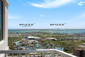 Una vista de la playa desde un balcón de un resort. en Stunning 17th Floor SpaceX Direct Views Luxe, en South Padre Island