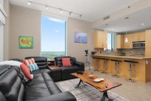 Una sala de estar con un sofá de cuero y una mesa. en Stunning 17th Floor SpaceX Direct Views Luxe, en South Padre Island 35 fotos más