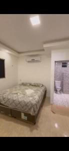 PacatubaにあるSuíte em Sitio na Pacatubaのベッドルーム1室(ベッド1台付)、トイレが備わります。