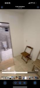 PacatubaにあるSuíte em Sitio na Pacatubaの椅子のあるリビングルームのスクリーンショット