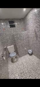 PacatubaにあるSuíte em Sitio na Pacatubaのタイルフロアのバスルーム(トイレ付)