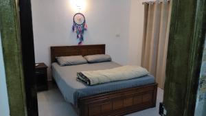 Un dormitorio con una cama con cabecero de madera. en Casa Mojo - 1 Bedroom modern House, en Dahab