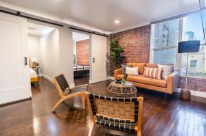 ein Wohnzimmer mit Sofa und Tisch in der Unterkunft Family-Friendly Apartment with Kitchen in San Diego