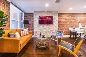 ein Wohnzimmer mit Sofa und Tisch in der Unterkunft Family-Friendly Apartment with Kitchen in San Diego