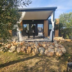 Το κτήριο όπου στεγάζεται  το κάμπινγκ