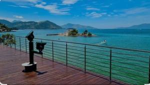 a boardwalk with a view of a body of water at Casa aconchegante 2 qtos Centro de Angra dos Reis in Angra dos Reis