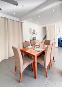 a dining room with a wooden table and chairs at Villa Paradis à 100m de la plage in Flic-en-Flac +49 photos