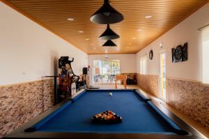 a pool table in a living room with a ceiling at Quinta das Laranjeiras in Marinhais