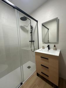 ein Badezimmer mit Dusche, Waschbecken und Spiegel in der Unterkunft Guesthouse Cervantes - Rooms cerca del centro de Granada in Granada + 31 Fotos