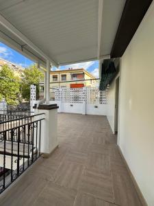 einen leeren Balkon mit Blick auf ein Gebäude in der Unterkunft Guesthouse Cervantes - Rooms cerca del centro de Granada in Granada