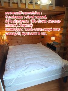 ein Himmelbett in einem Zimmer in der Unterkunft "Kota coeur de bois" Chalet en bois au domaine de l'Aa in Bourbourg