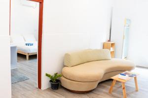 a living room with a chair and a bed at Shadow Isles Himandhoo in Himandhoo 